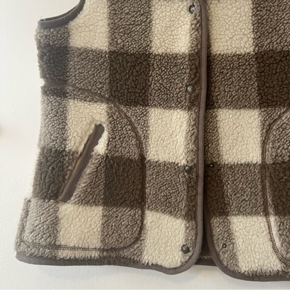 WOOLRICH Sherpa Buffalo plaid vest - Picture 3 of 7